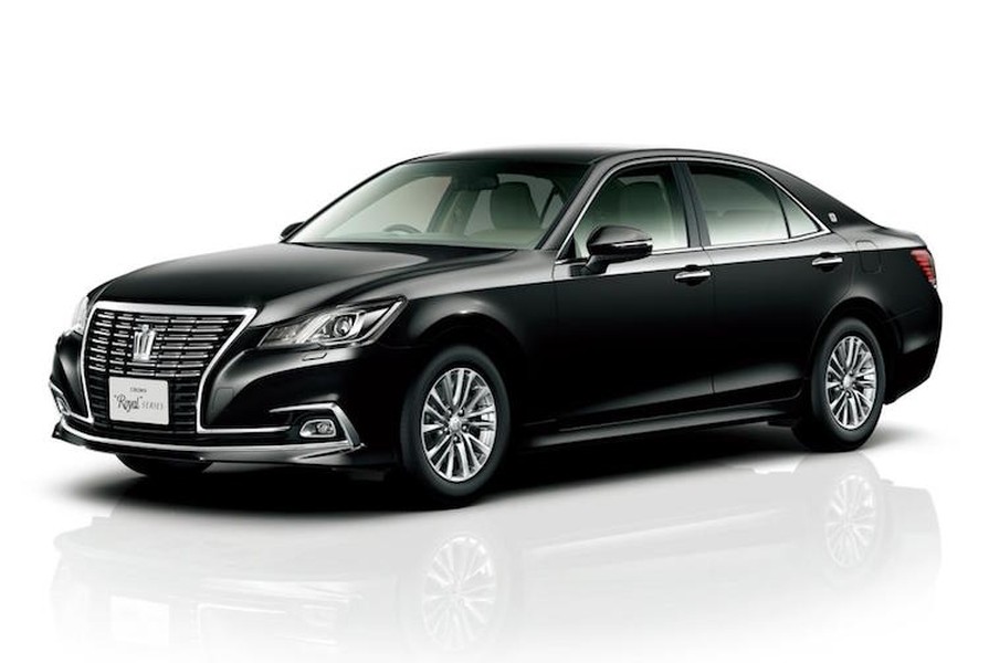 Giống như các đời trước,  Toyota Crown 2016 sẽ được bán ở Nhật với 3 phiên bản là Royal Saloon, Majesta và Athlete. Trong đó, Royal Saloon là dòng Crown sang trọng truyền thống, phù hợp với những người trung niên.